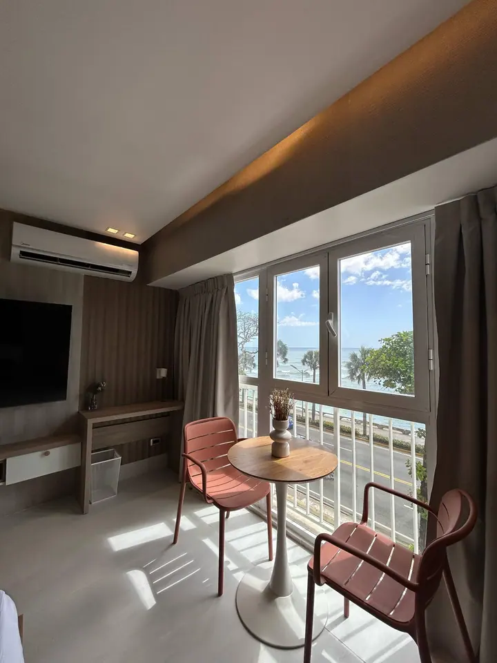 Elegant studio with a bathtub facing the sea: photo 3