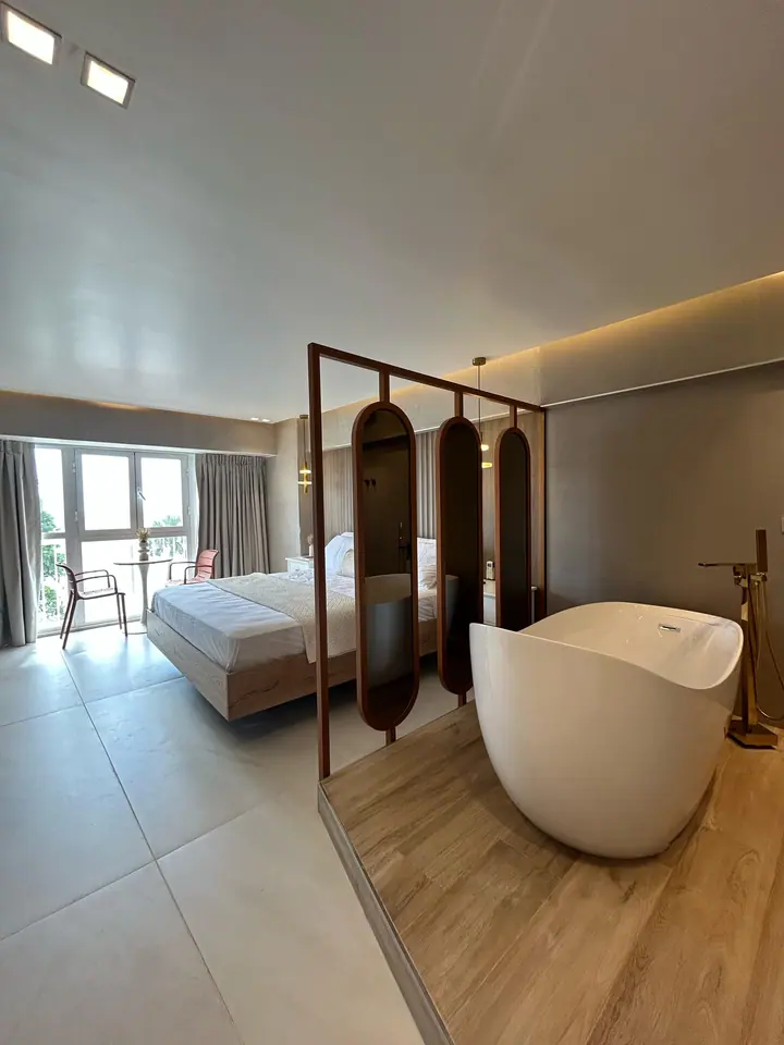 Elegant studio with a bathtub facing the sea: photo 8
