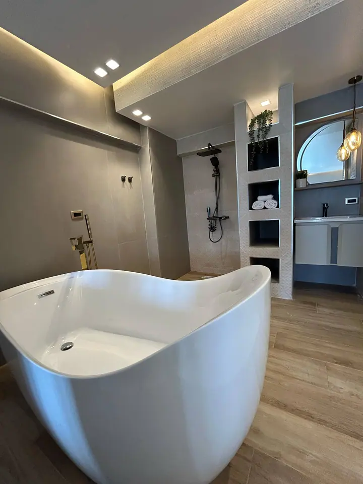 Elegant studio with a bathtub facing the sea: photo 9