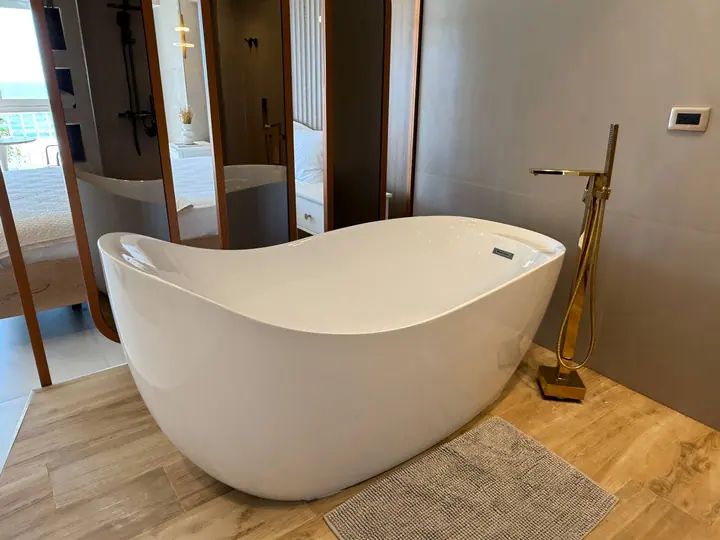 Elegant studio with a bathtub facing the sea: photo 11