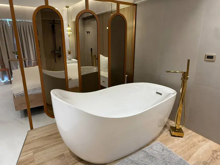Elegant studio with a bathtub facing the sea: photo 13