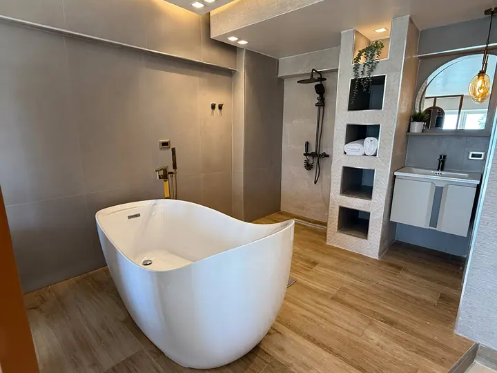 Elegant studio with a bathtub facing the sea: photo 14