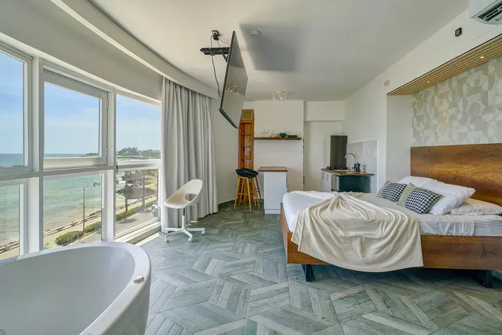 Loft with a bathtub and an ocean view: photo 2