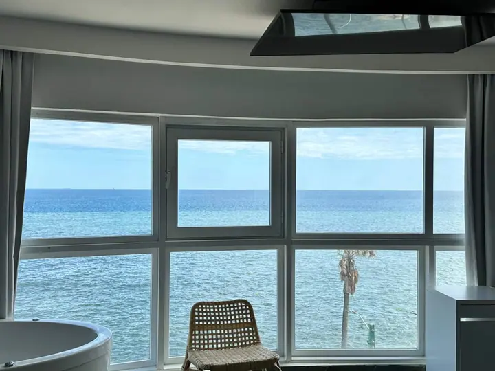 Loft with a bathtub and an ocean view: photo 3