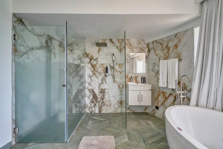 Loft with a bathtub and an ocean view: photo 5