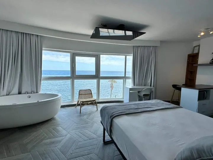 Loft with a bathtub and an ocean view: photo 7