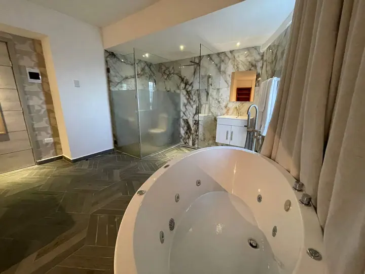 Loft with a bathtub and an ocean view: photo 8