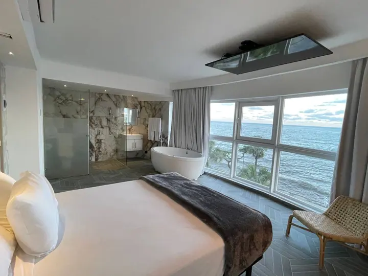 Loft with a bathtub and an ocean view: photo 10