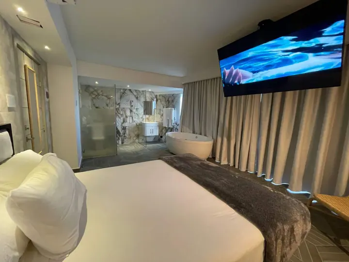 Loft with a bathtub and an ocean view: photo 11