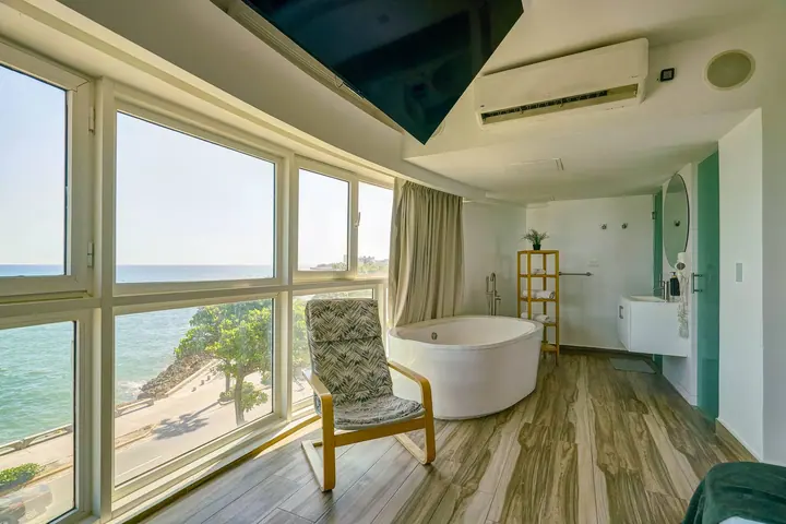 Loft with a freestanding tub and an ocean view: photo 4