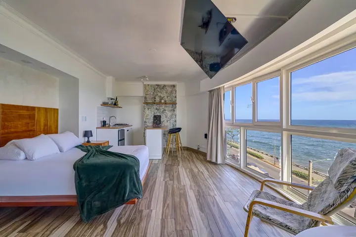 Loft with a freestanding tub and an ocean view: photo 5
