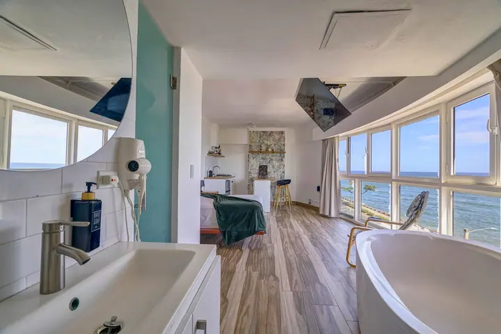 Loft with a freestanding tub and an ocean view: photo 6