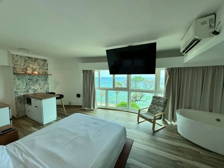 Loft with a freestanding tub and an ocean view: photo 7