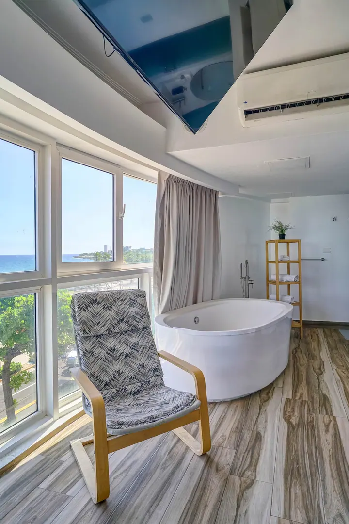 Loft with a freestanding tub and an ocean view: photo 8