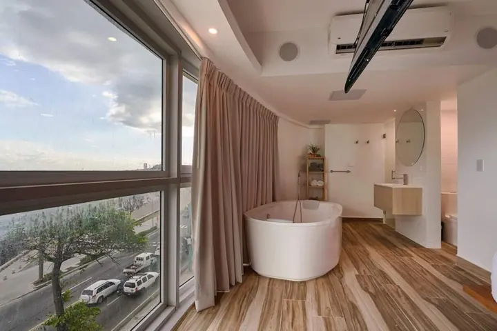 Loft with a freestanding tub and an ocean view: photo 10