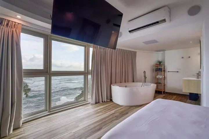 Loft with a freestanding tub and an ocean view: photo 11