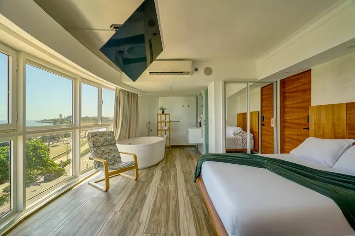 Loft with a freestanding tub and an ocean view: photo 12