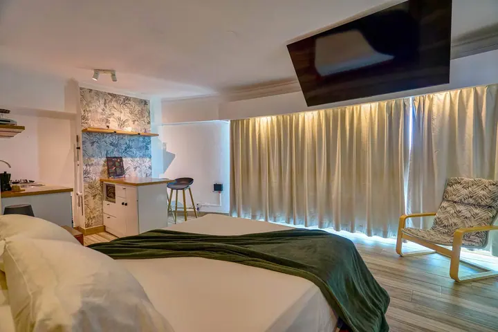 Loft with a freestanding tub and an ocean view: photo 14