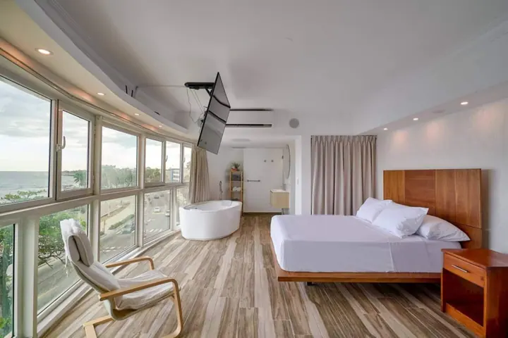 Loft with a freestanding tub and an ocean view: photo 16