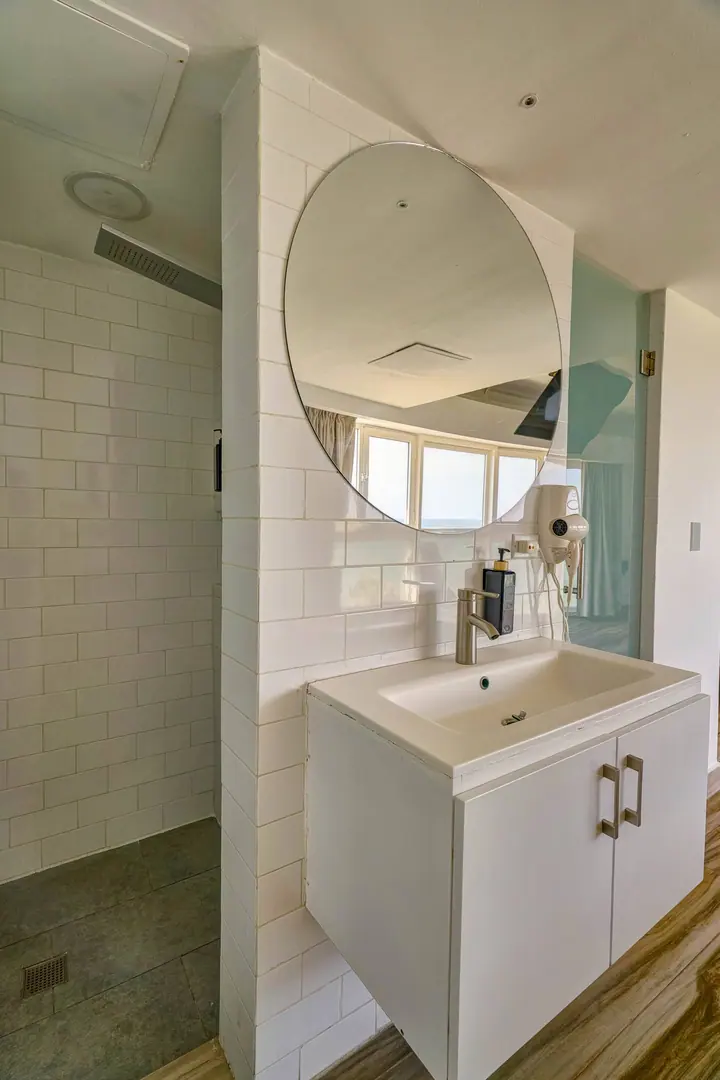 Loft with a freestanding tub and an ocean view: photo 17