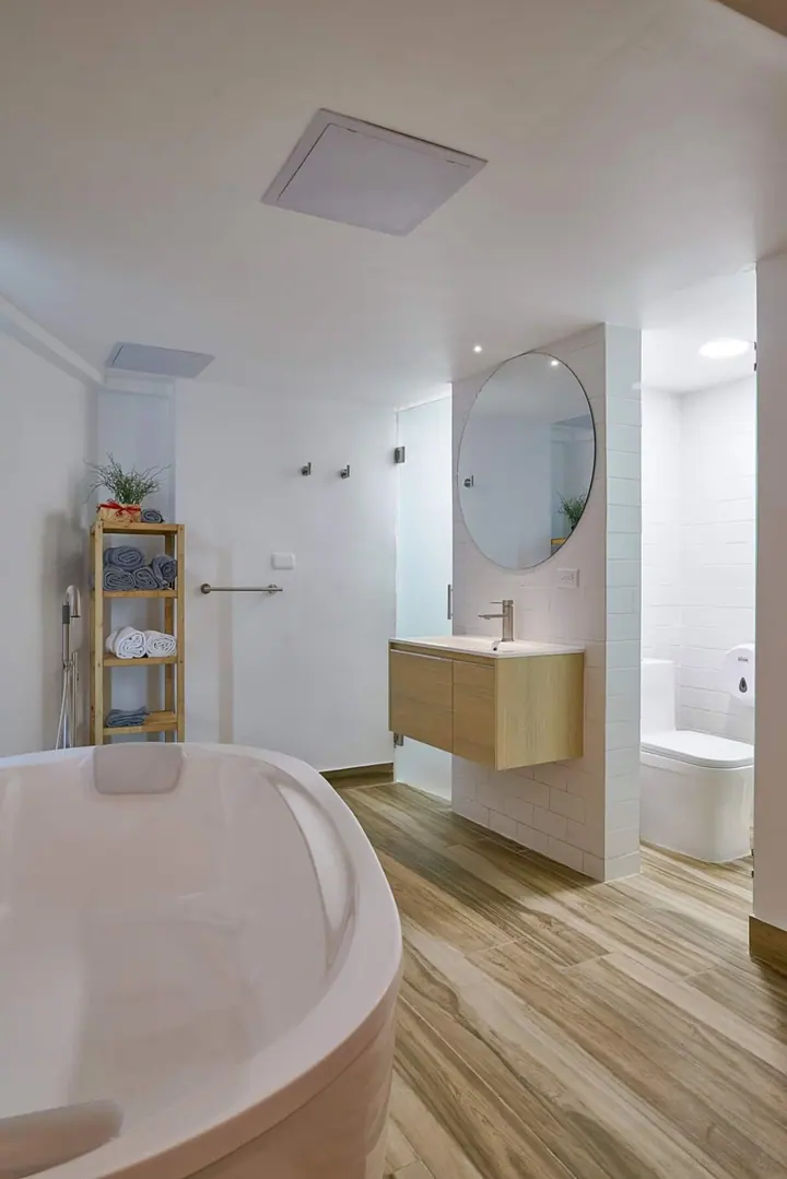 Loft with a freestanding tub and an ocean view: photo 18