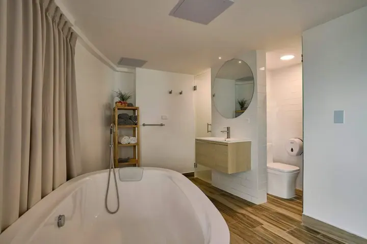 Loft with a freestanding tub and an ocean view: photo 19