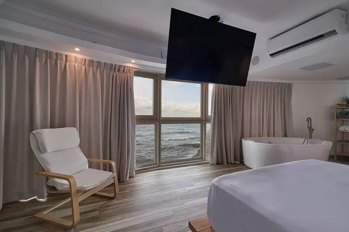 Loft with a freestanding tub and an ocean view: photo 20