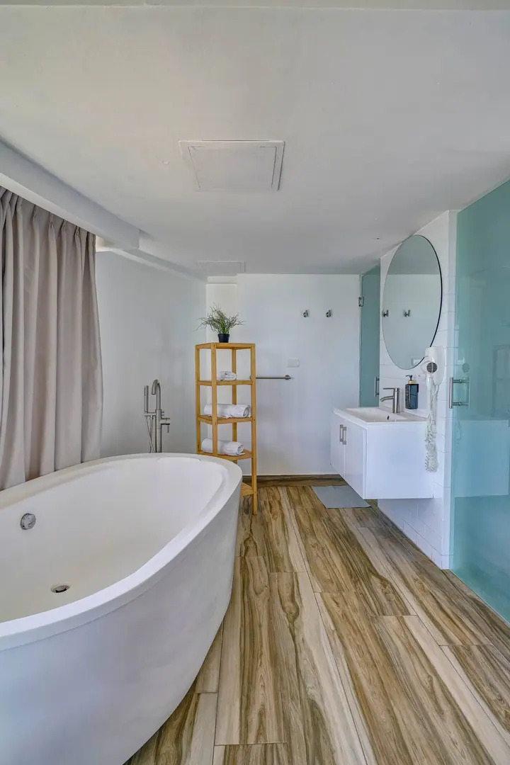 Loft with a freestanding tub and an ocean view: photo 24