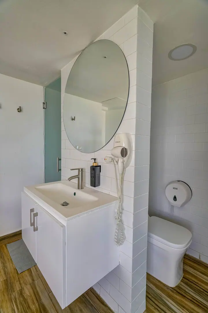 Loft with a freestanding tub and an ocean view: photo 25