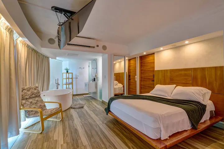 Loft with a freestanding tub and an ocean view: photo 28