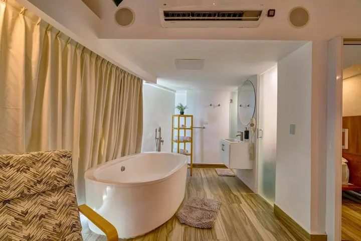 Loft with a freestanding tub and an ocean view: photo 29