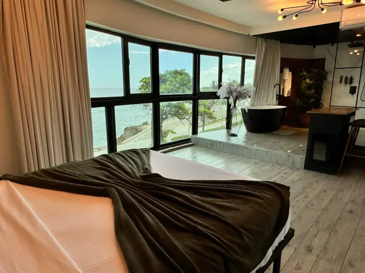 Minimalist ocean-view loft with a tub: photo 3