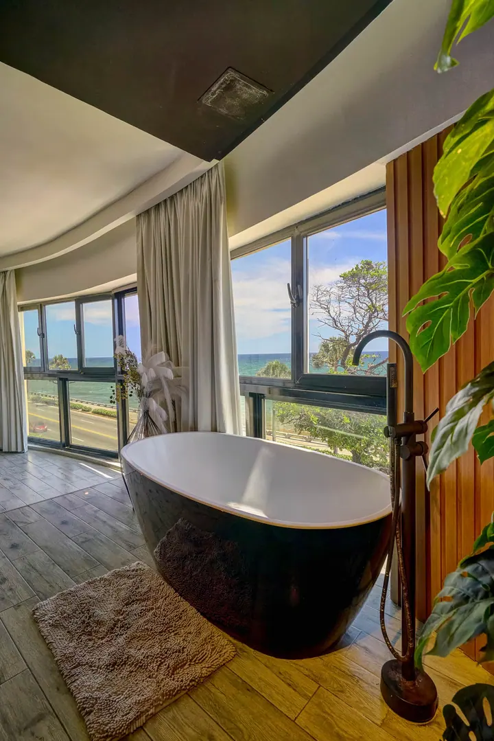 Minimalist ocean-view loft with a tub: photo 6