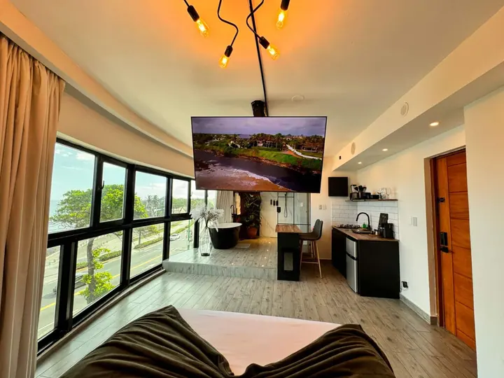 Minimalist ocean-view loft with a tub: photo 7