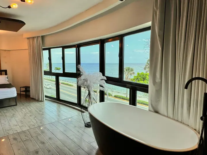 Minimalist ocean-view loft with a tub: photo 10