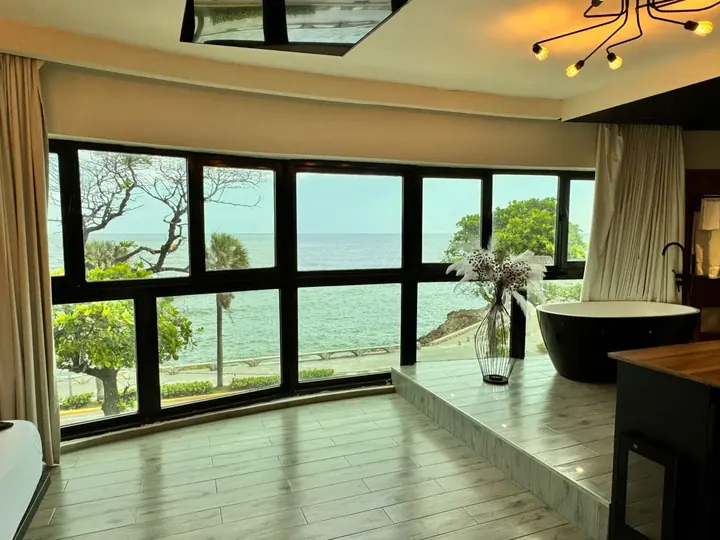 Minimalist ocean-view loft with a tub: photo 13