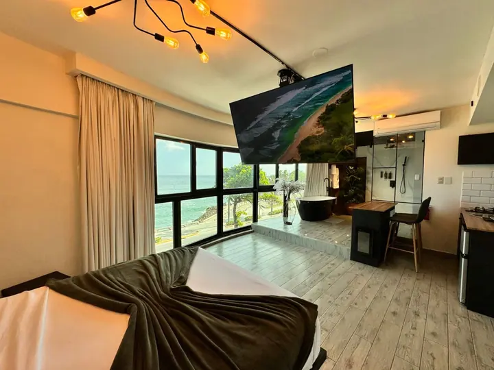Minimalist ocean-view loft with a tub: photo 14