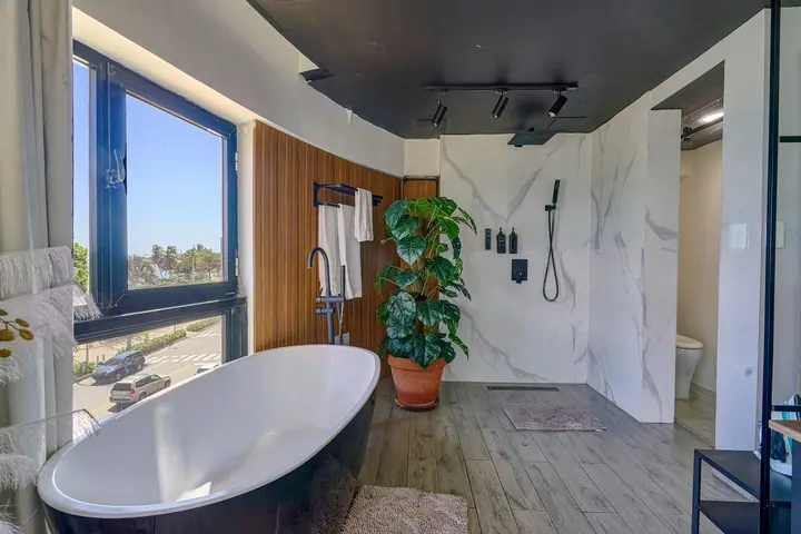 Minimalist ocean-view loft with a tub: photo 16