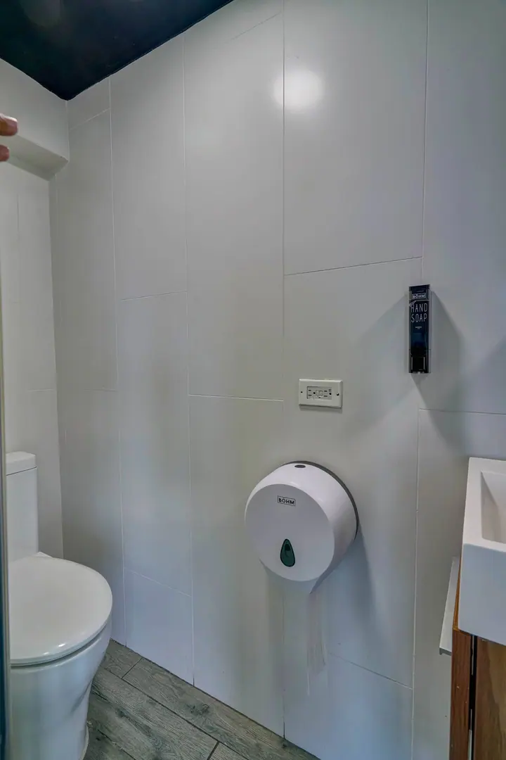 Minimalist ocean-view loft with a tub: photo 17