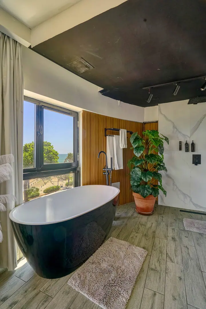 Minimalist ocean-view loft with a tub: photo 18