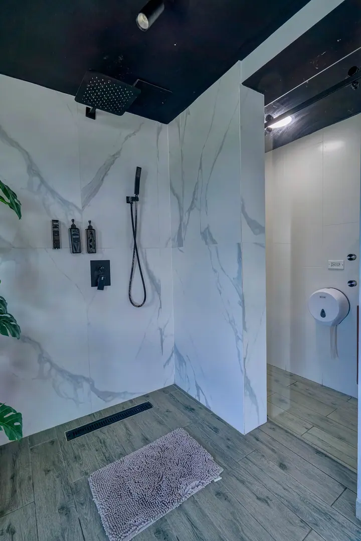 Minimalist ocean-view loft with a tub: photo 19