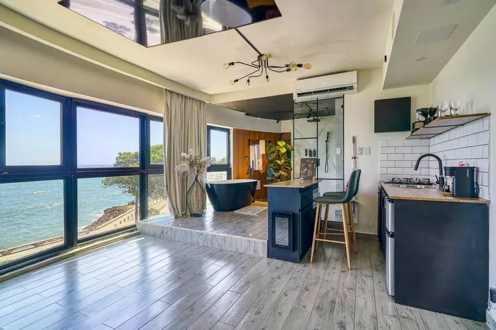 Minimalist ocean-view loft with a tub: photo 23