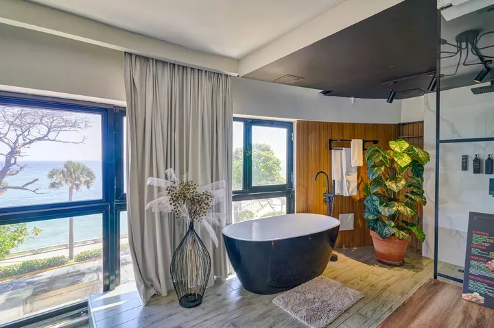 Minimalist ocean-view loft with a tub: photo 25
