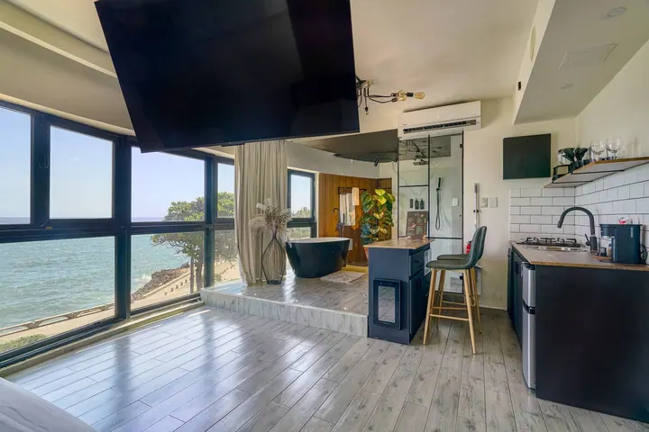 Minimalist ocean-view loft with a tub: photo 29