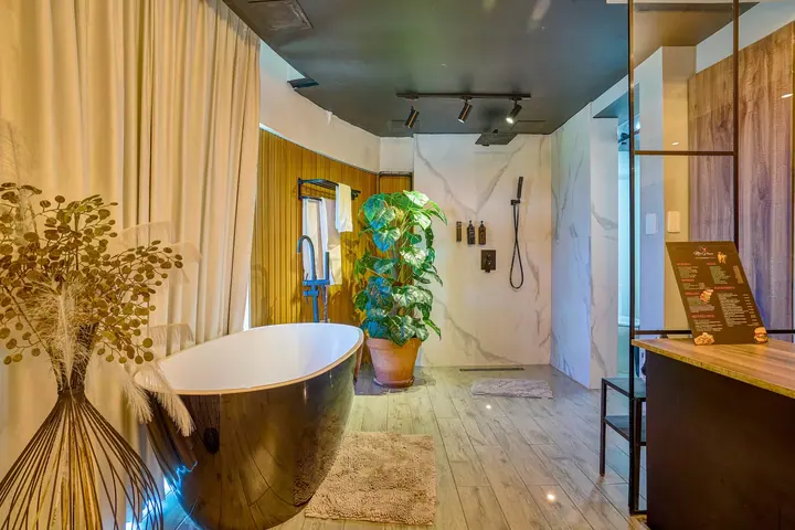 Minimalist ocean-view loft with a tub: photo 32