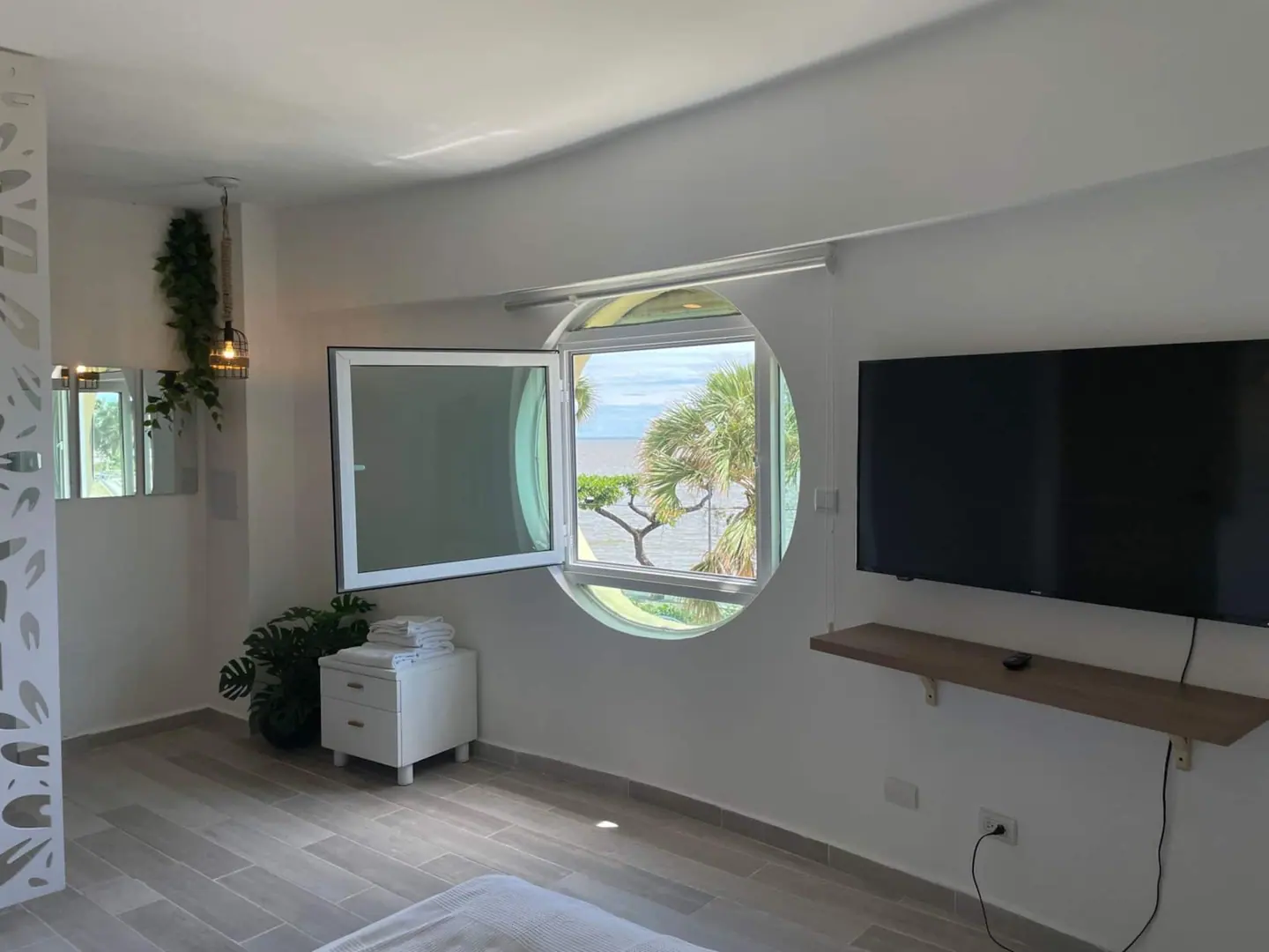 Minimalist studio with an ocean view: main photo