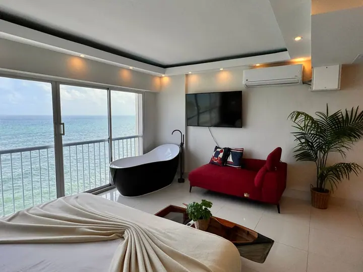 Ocean-front studio with a jacuzzi: photo 7