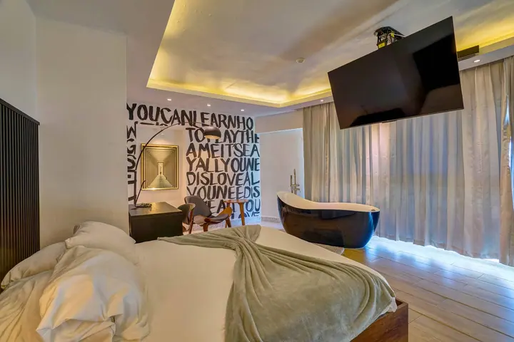 Ocean-view loft with a hot tub: photo 20