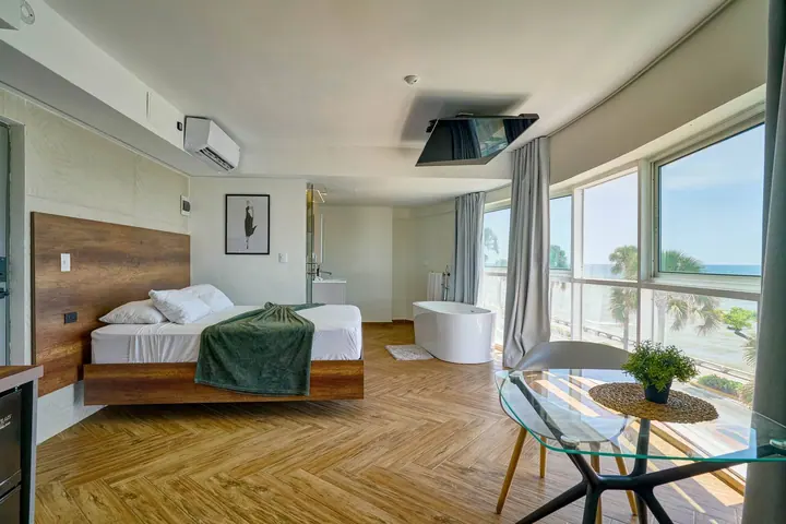 Ocean-view loft with a jacuzzi: photo 5