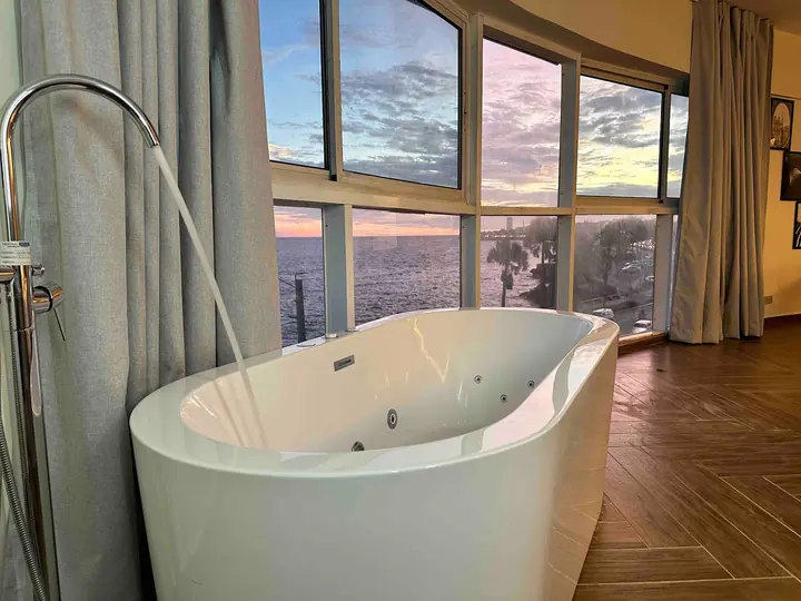 Ocean-view loft with a jacuzzi: photo 10